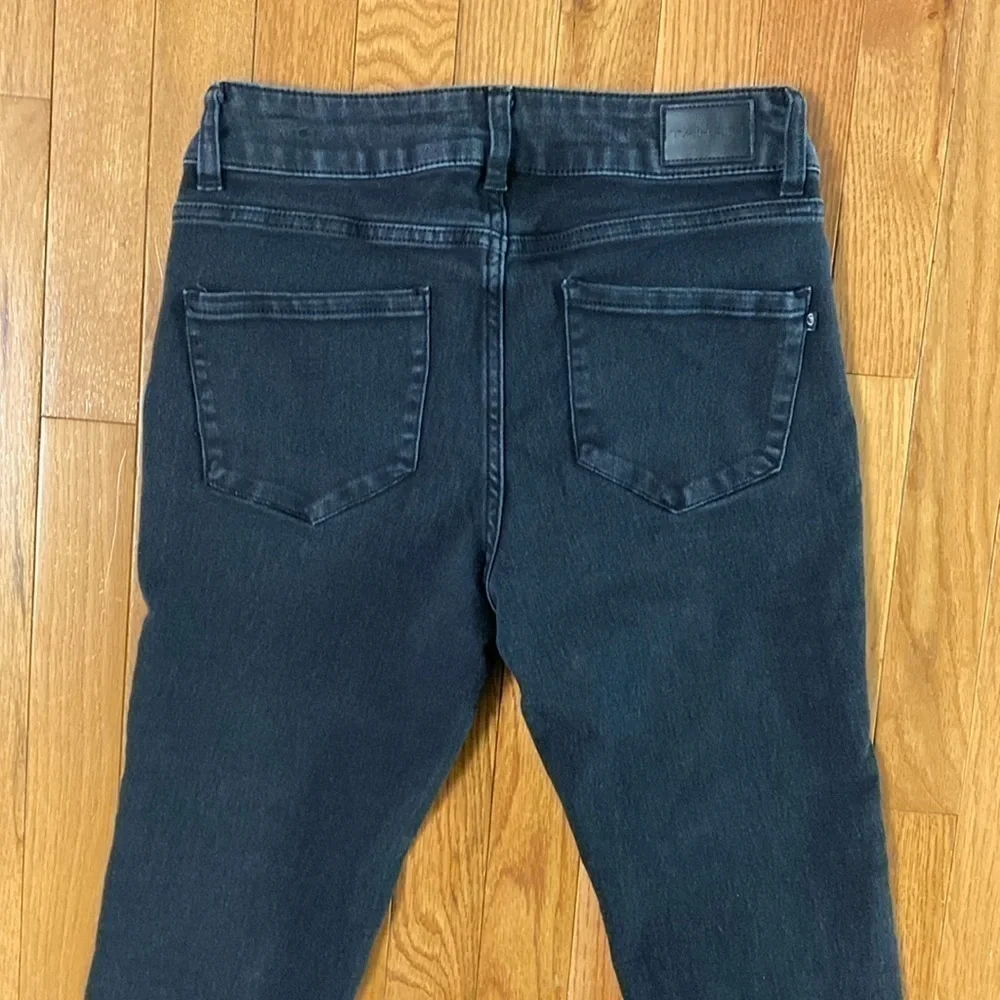 Tahari cropped skinny jeans size 4/27 black wash